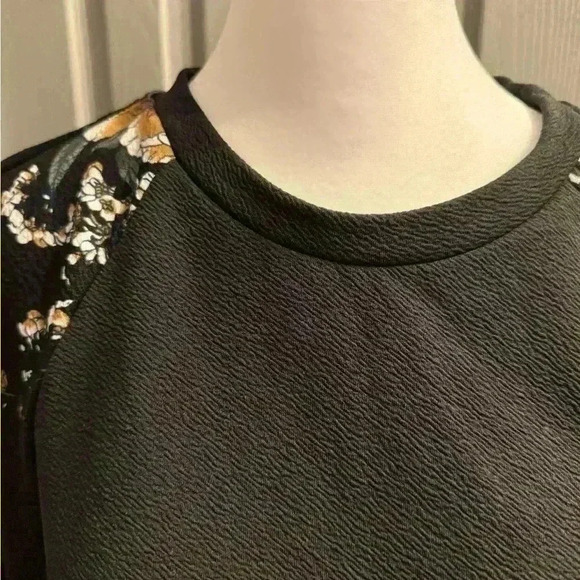 Women’s top with floral Raglan sleeves with waistband NWOT size Large - Picture 2 of 7